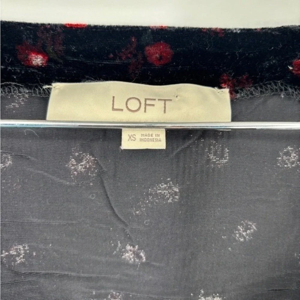 LOFT Velvet Puff Sleeve Blouse Womens XS‎ Black Red Floral Sweetheart Neck Top